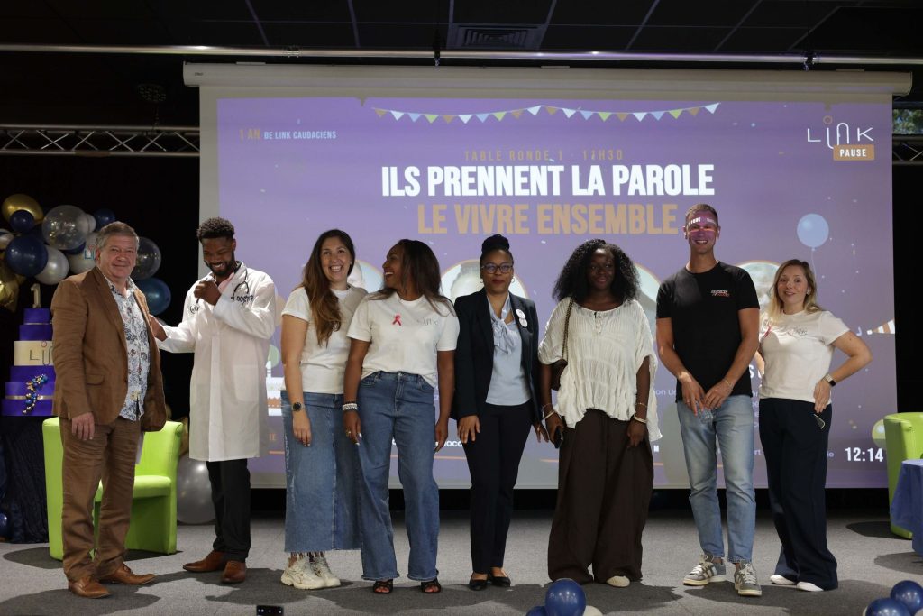 Les intervenants des tables rondes réunis sur scène aux 1 an de Link Caudaciens (photo officielle 42)