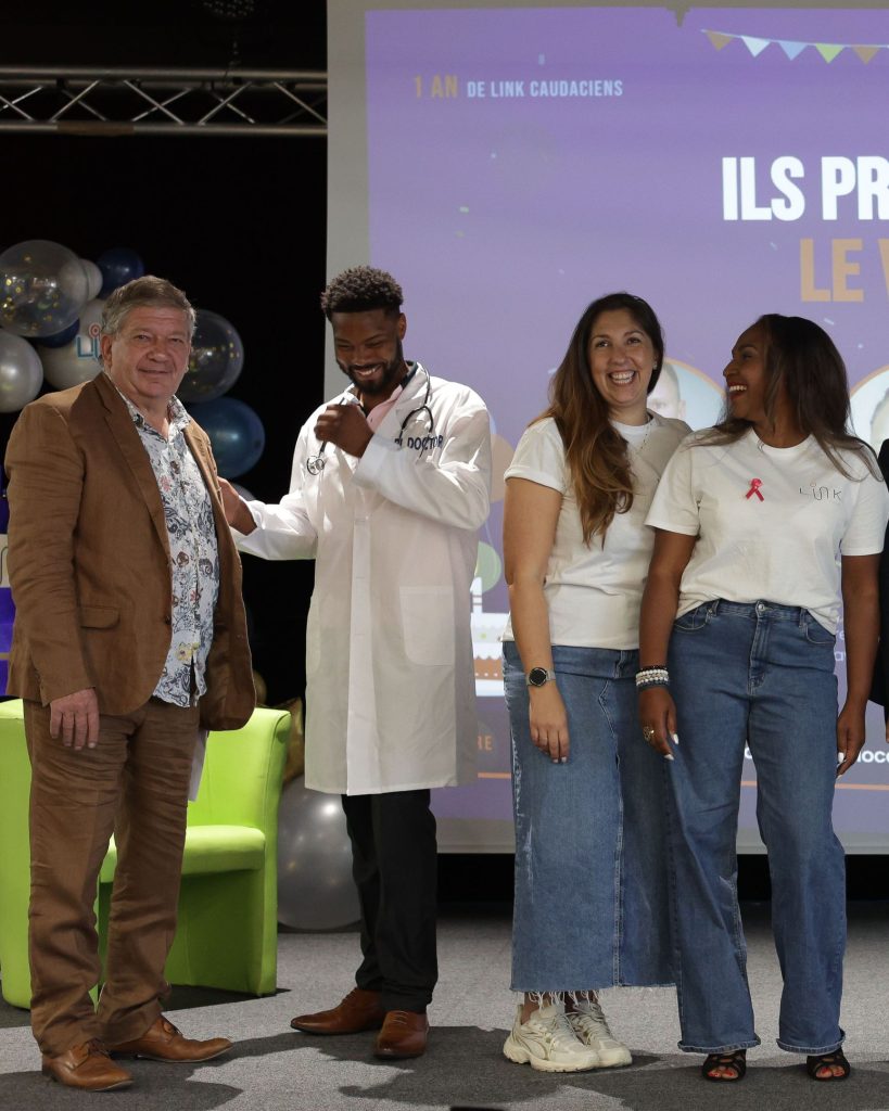 Les intervenants des tables rondes réunis sur scène aux 1 an de Link Caudaciens (photo officielle 43)