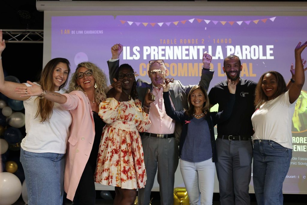 Les intervenants des tables rondes réunis sur scène aux 1 an de Link Caudaciens (photo officielle 58)