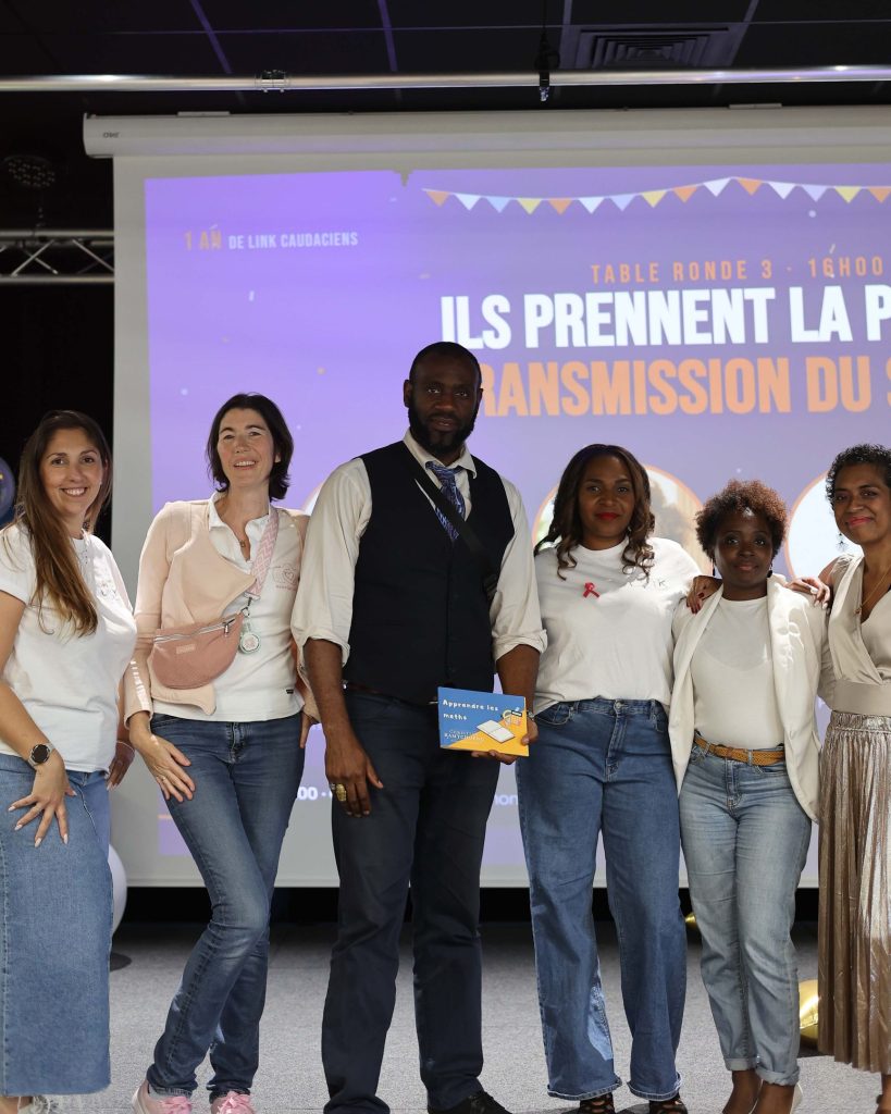 Les intervenants des tables rondes réunis sur scène aux 1 an de Link Caudaciens (photo officielle 82)