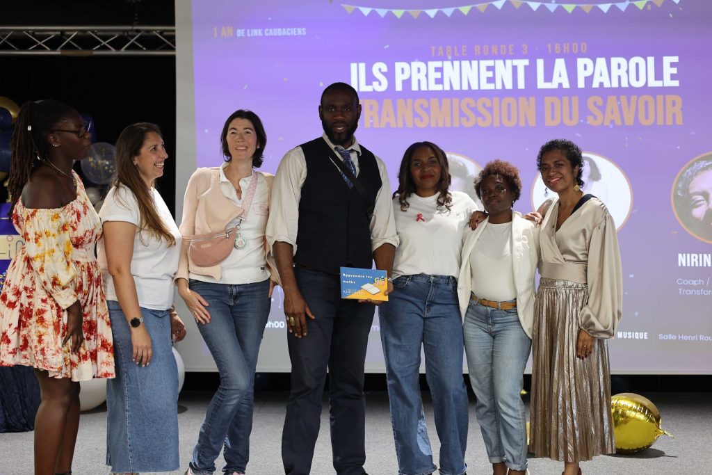 Les intervenants des tables rondes réunis sur scène aux 1 an de Link Caudaciens (photo officielle 83)