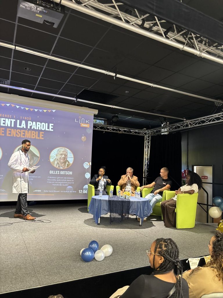 Échanges sur scène pendant « Le vivre ensemble »