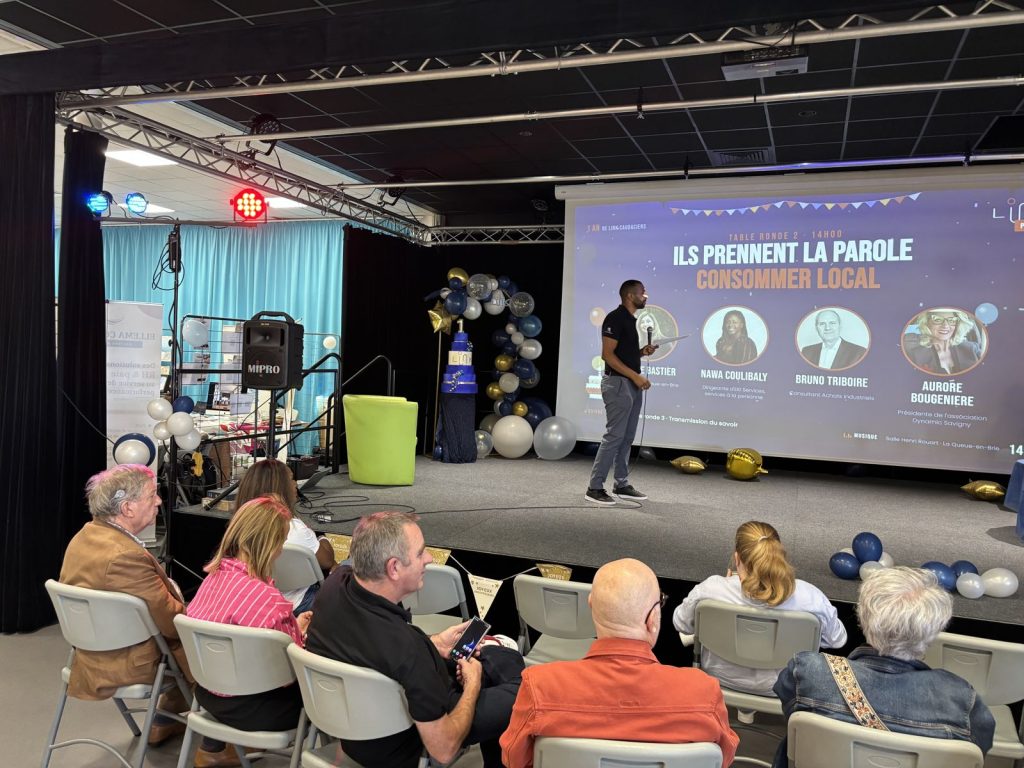 Le public assiste à la table ronde « Consommer local »