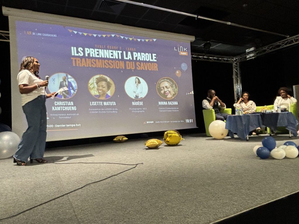 L'animatrice au micro pendant « Transmission du savoir »